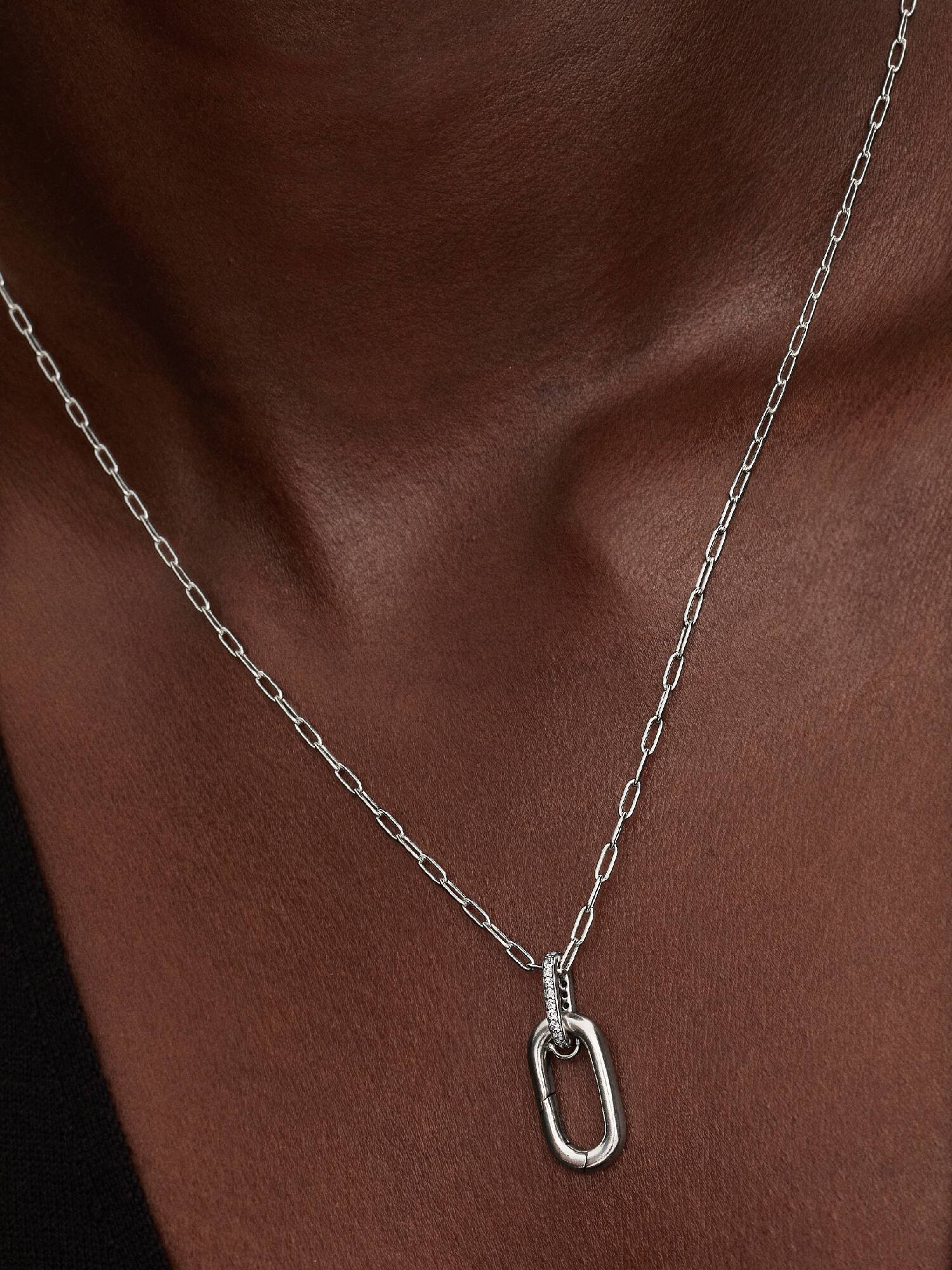 Öppningsbart halsband med hängsmycke