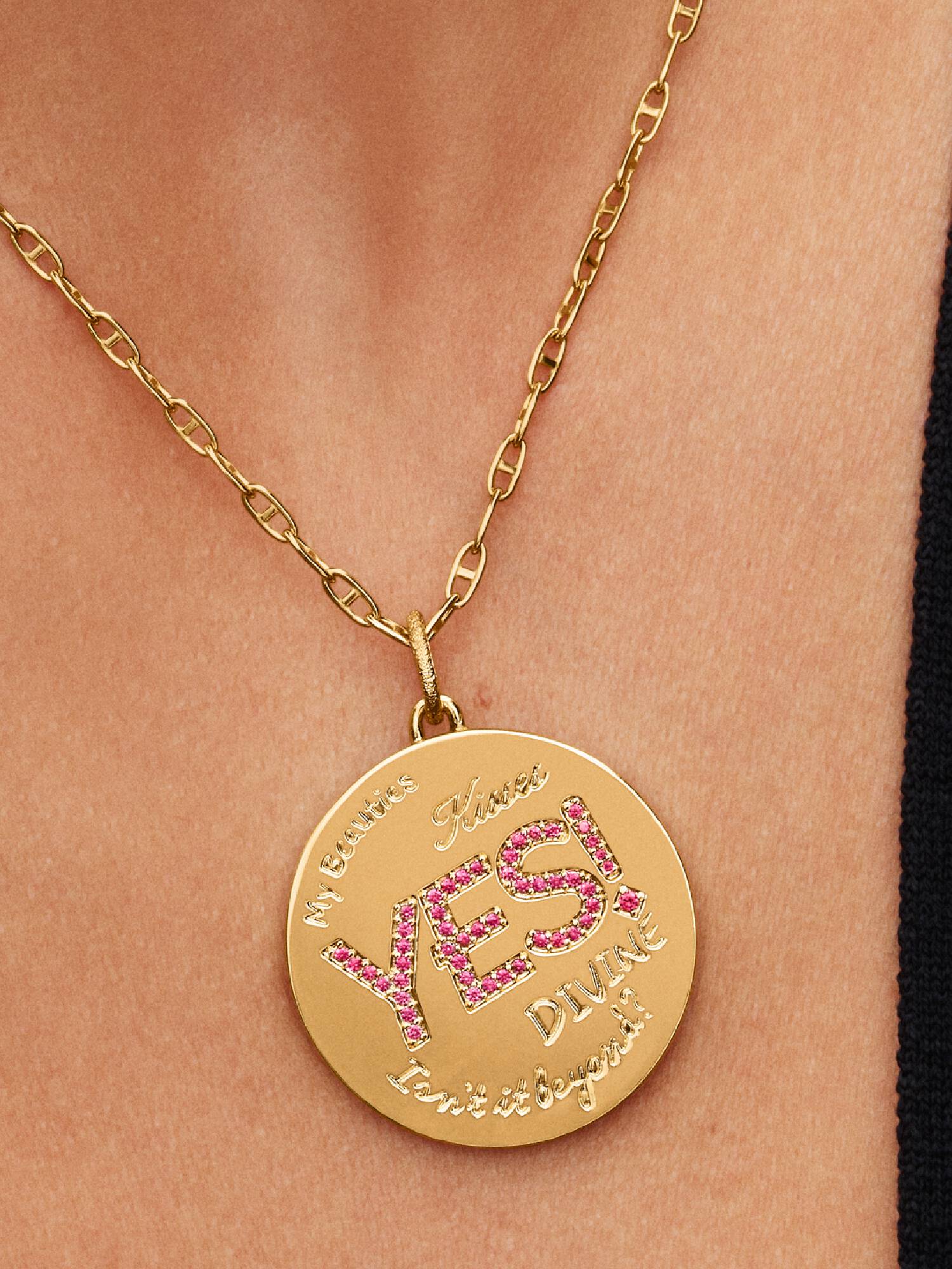 Pat McGrath The Beauty Mantra stor medaljong