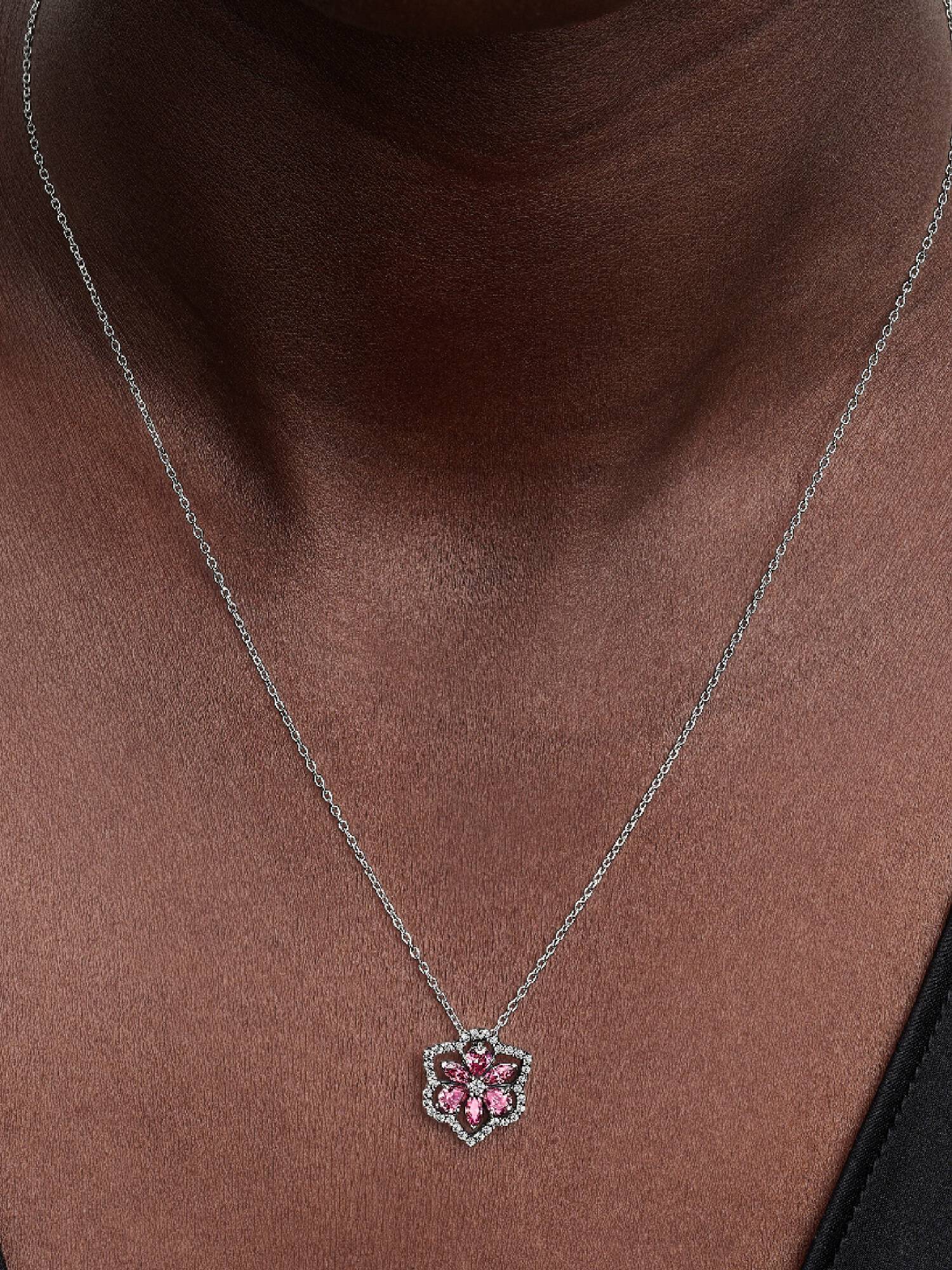 Halsband med hängsmycke och glittrande rosa blomma