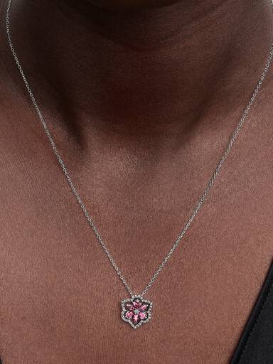 Halsband med hängsmycke och glittrande rosa blomma