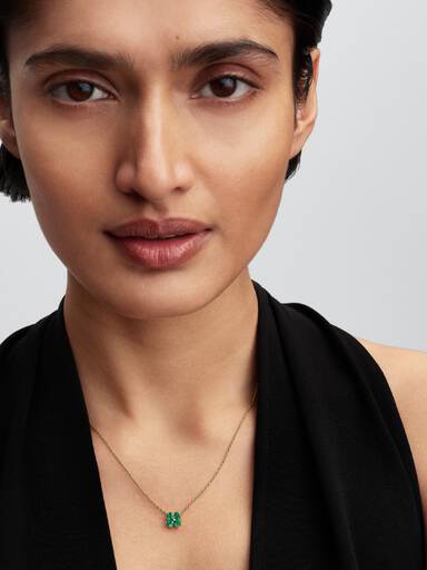 Halsband med hängsmycke fyrklöver