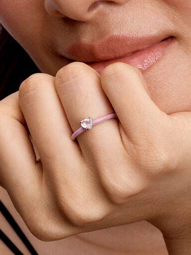 Ring med rosa hjärtformad sten