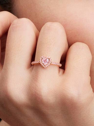 Ring med glittrande hjärta