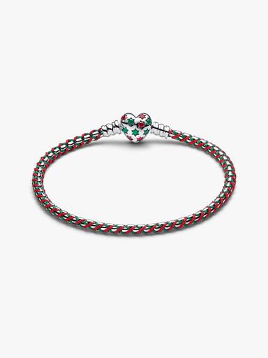 Flätat armband med flerfärgad tygdetalj