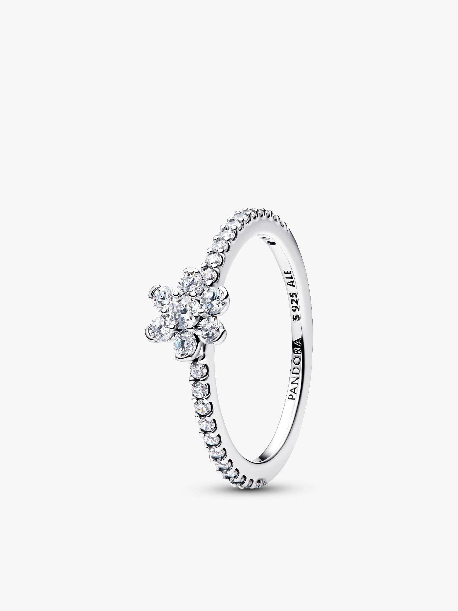 Ring med glittrande blomma