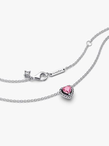 Halsband med hjärtformat hängsmycke