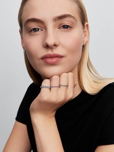 Glittrande lila halv evighetsring