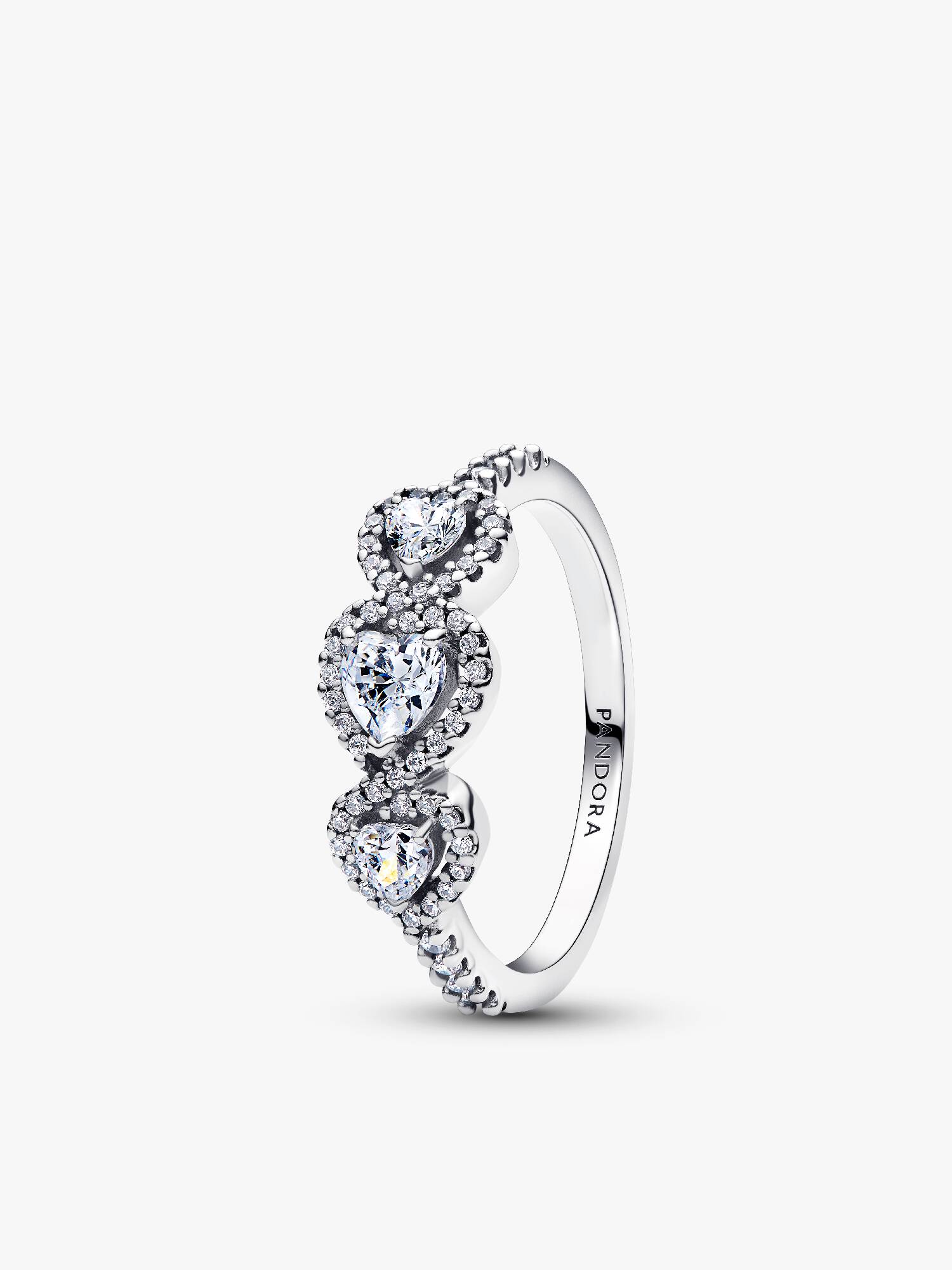 Ring med tre hjärtformade stenar
