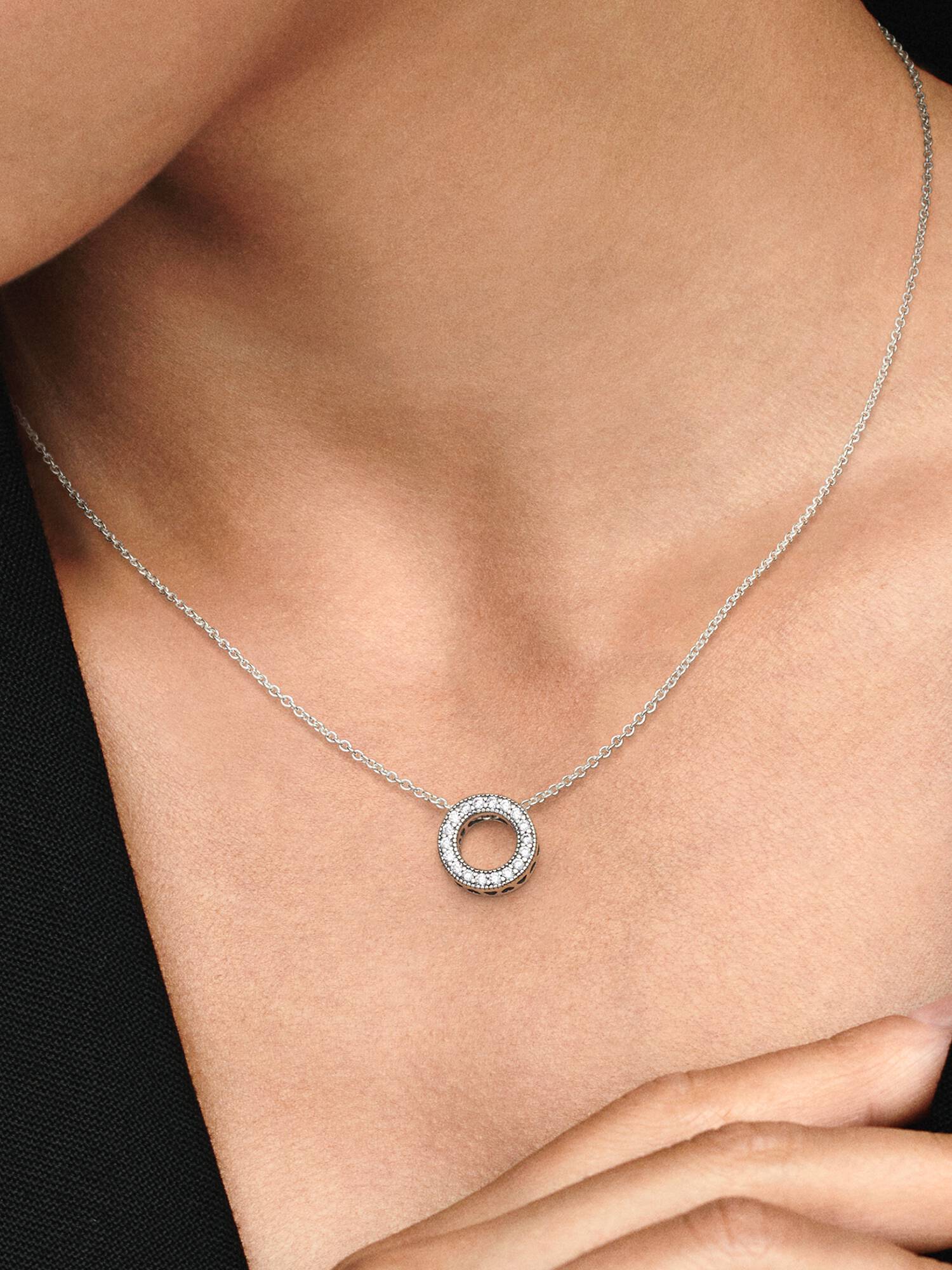 Collierhalsband med Pandoras logotyp