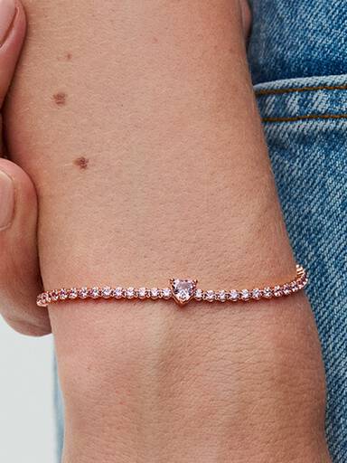 Tennisarmband med glittrande hjärta