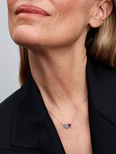 Halsband med hängsmycke