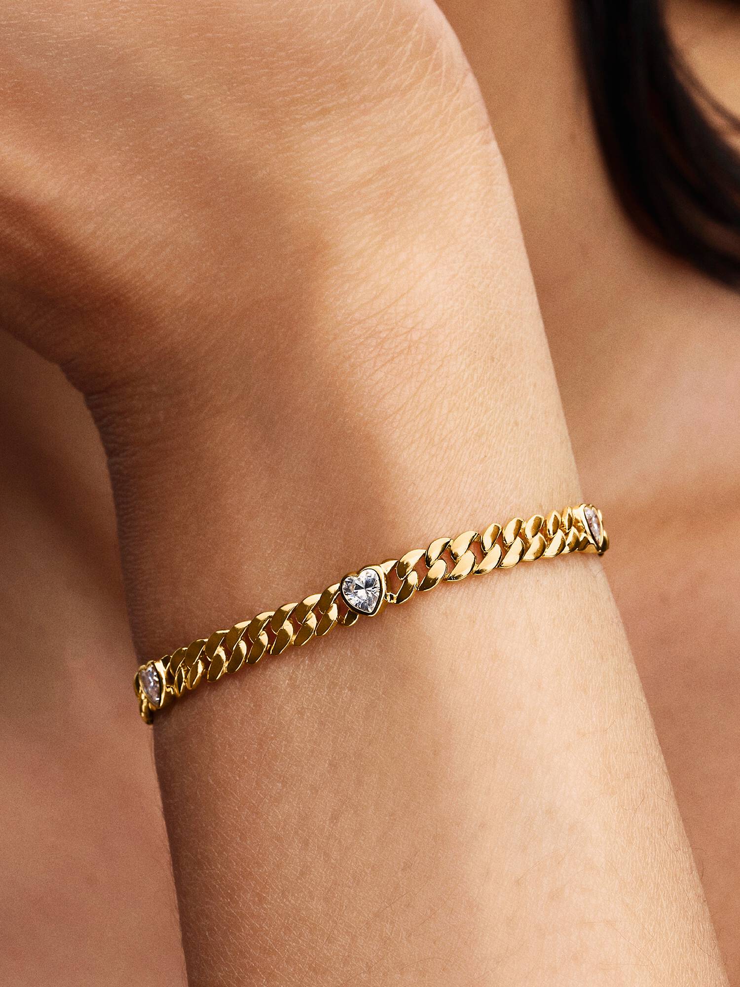 Pansarkedjearmband med hjärtformade stenar