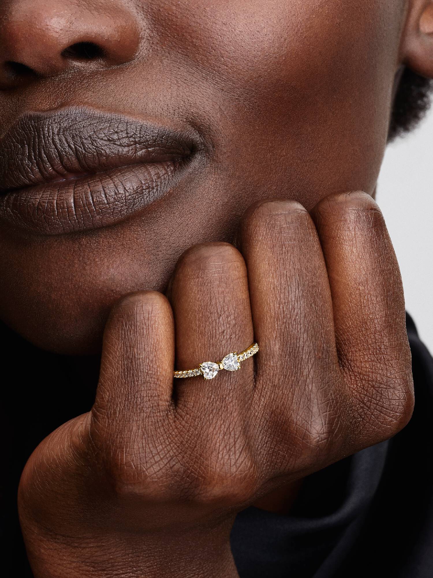 Ring med rosettformad design och två klara stenar