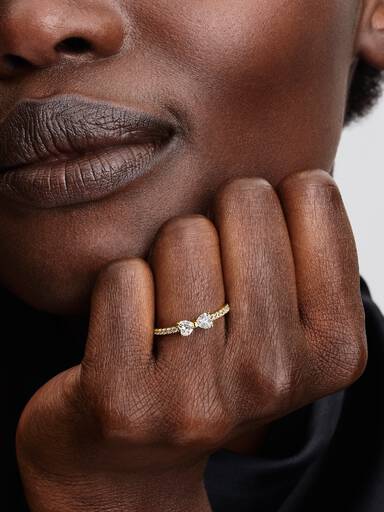 Ring med rosettformad design och två klara stenar