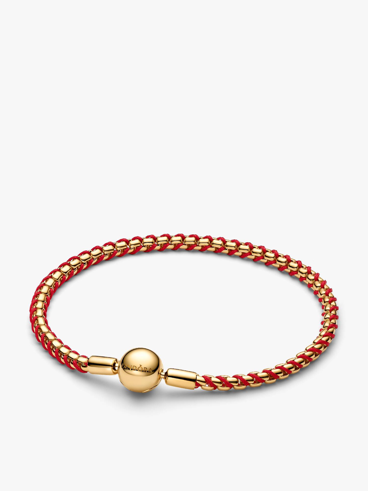 Flätat armband med röd tygdetalj