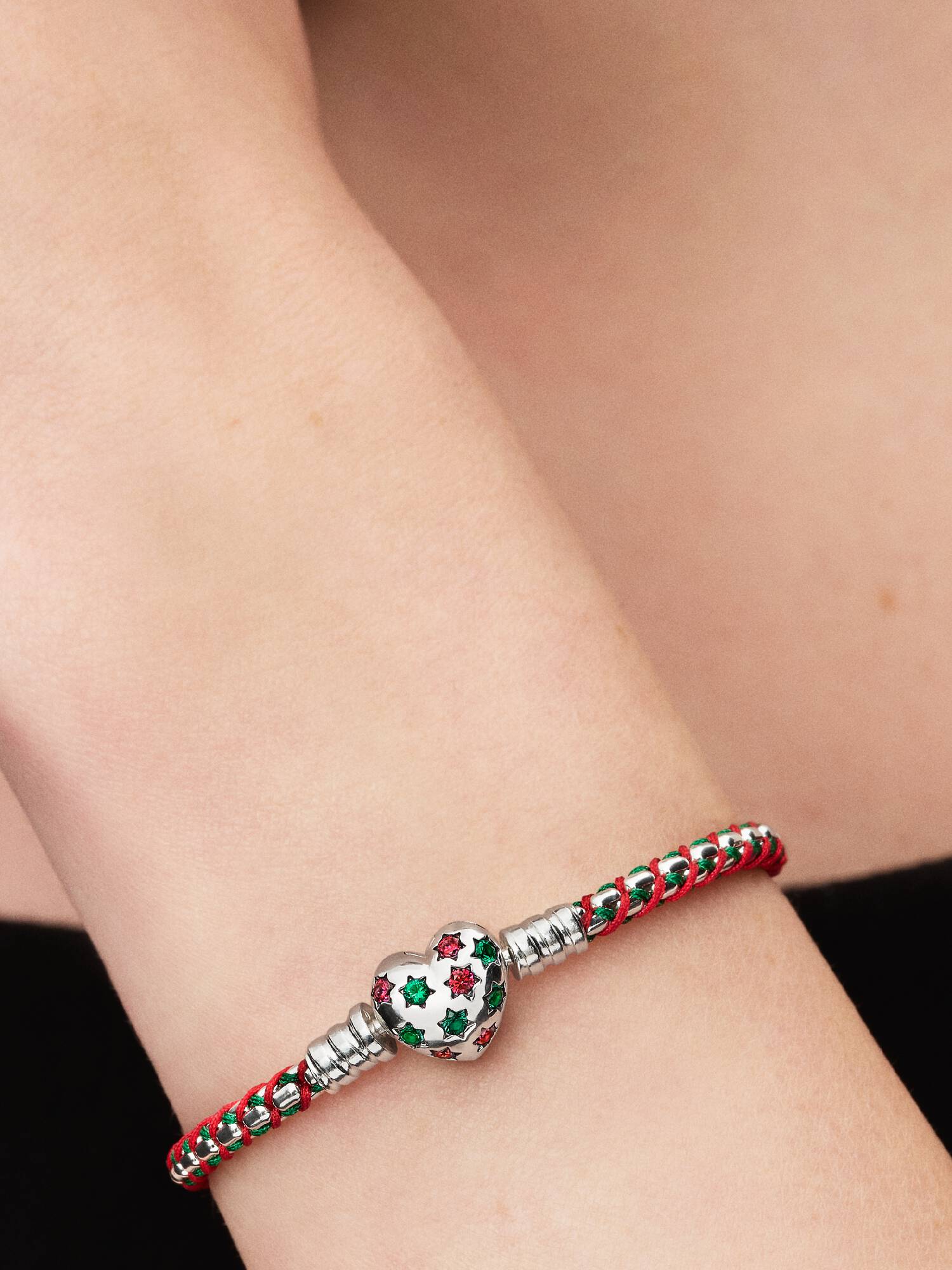 Flätat armband med flerfärgad tygdetalj 