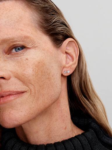 Stiftörhängen med glittrande rosett