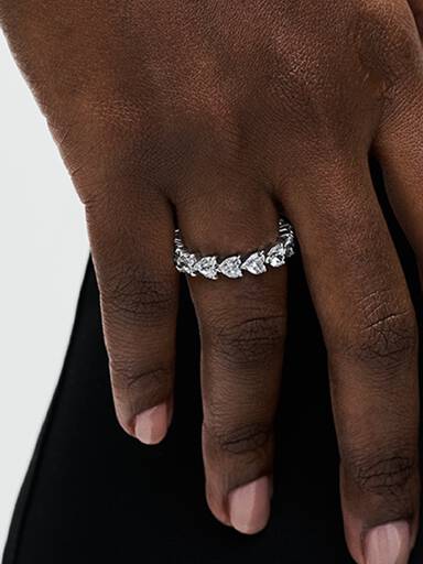 Ring med hjärtformade stenar
