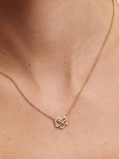 Glittrande halsband med evighetstecken