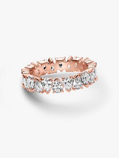 Glittrande ring med slingrande stenar