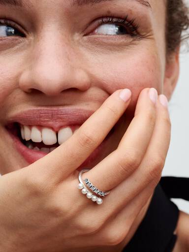 Ring med behandlade odlade sötvattenspärlor och pavéinfattade stenar