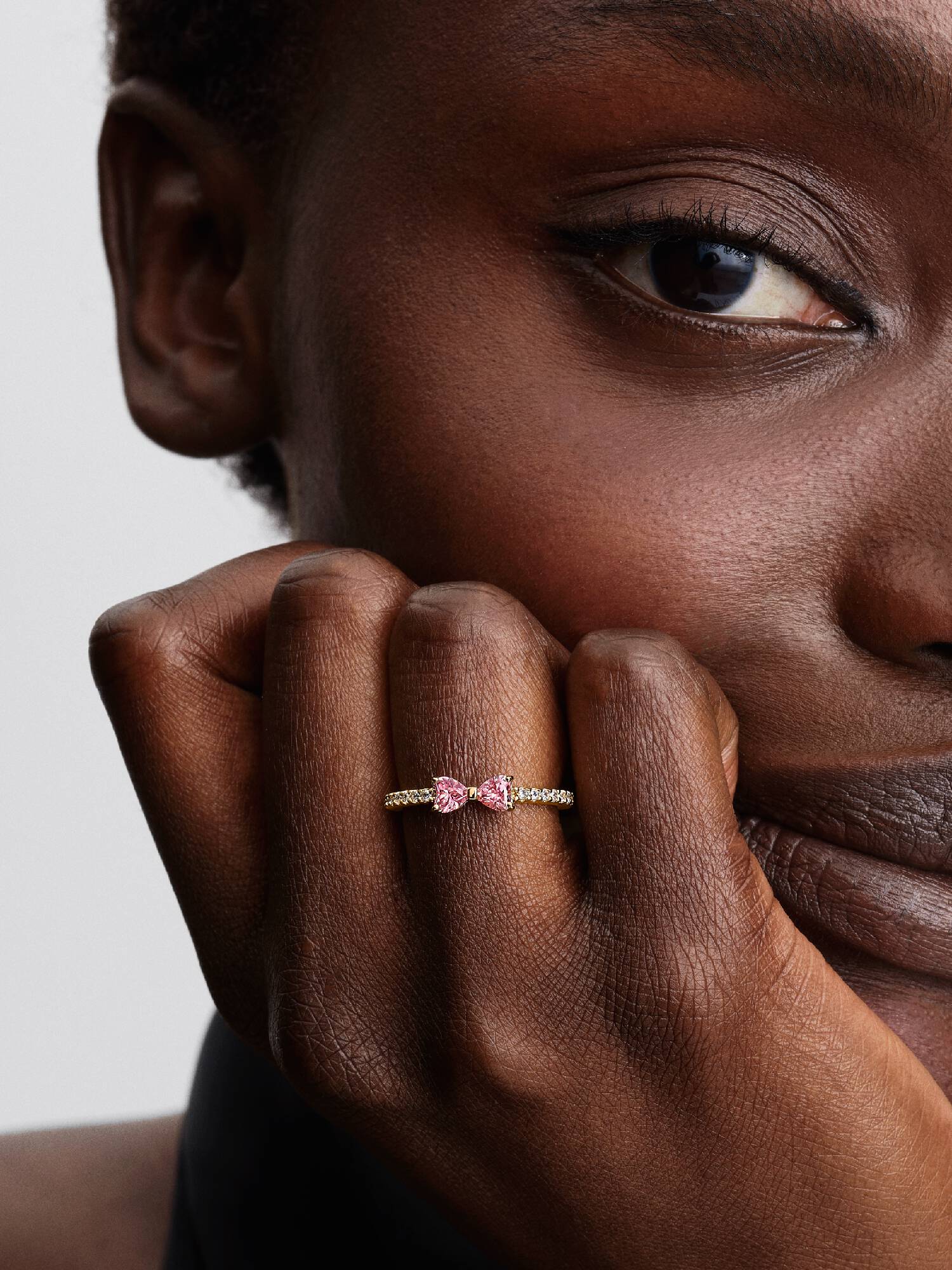 Ring med rosettformad design och två rosa stenar