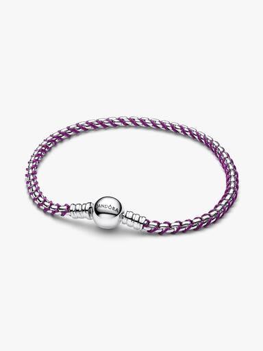 Flätat armband med lila tygdetalj