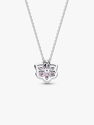 Halsband med hängsmycke och glittrande rosa blomma