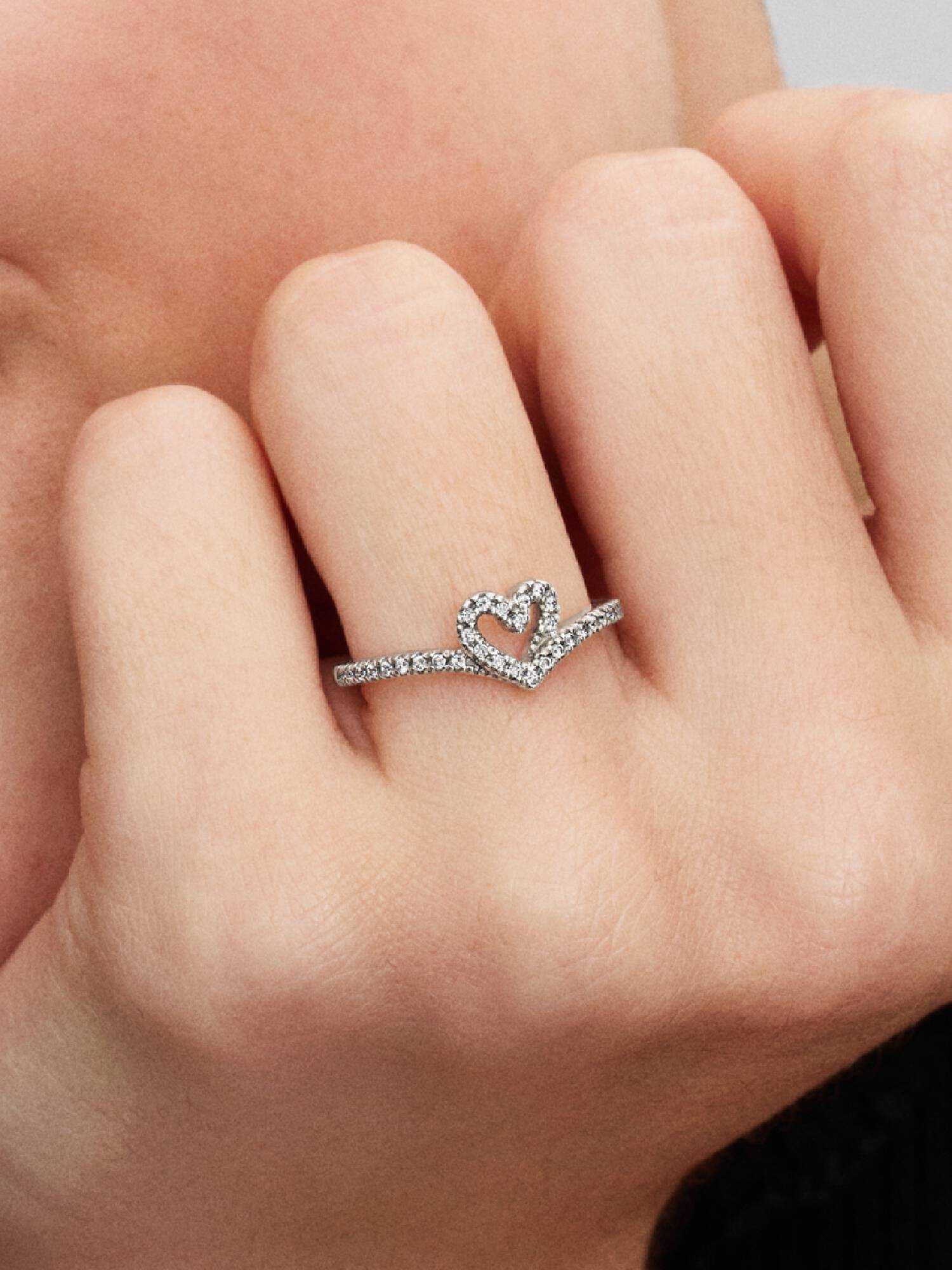 Gnistrande wishbone-ring med hjärta