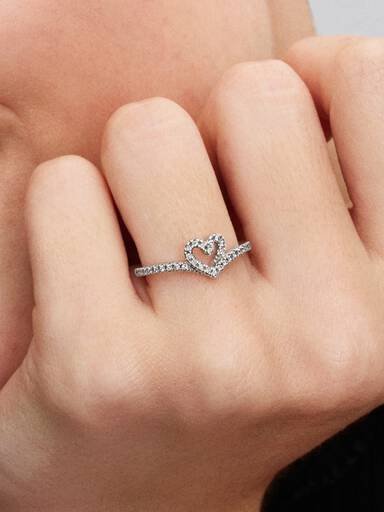 Gnistrande wishbone-ring med hjärta