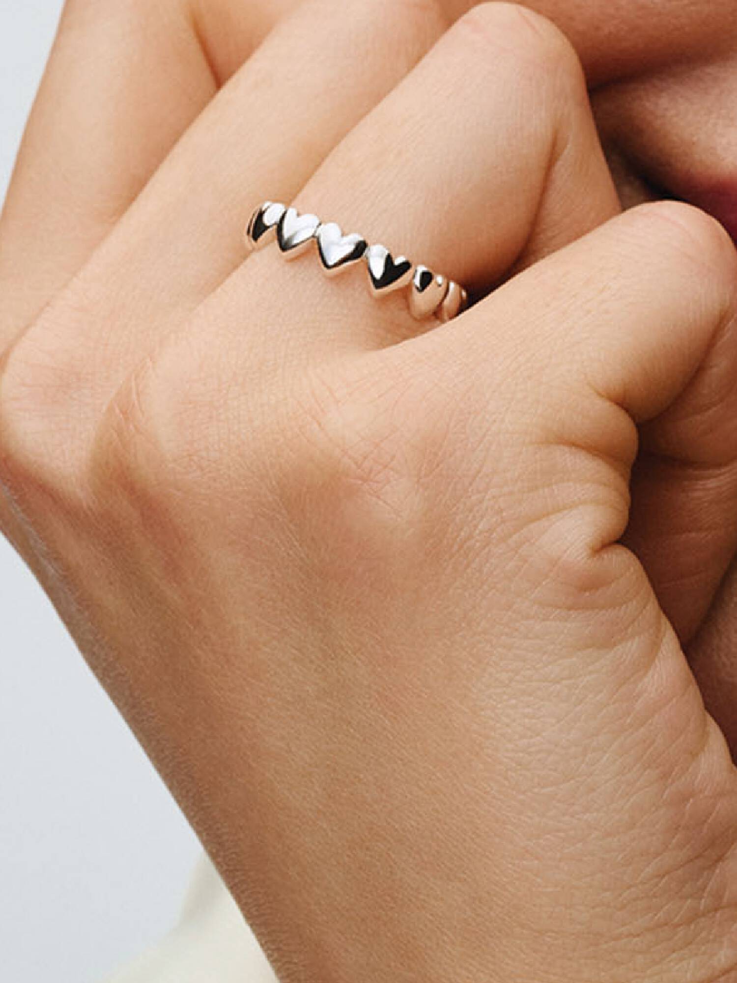 Ring med en rad av hjärtan