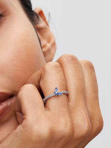Glittrande ring med fjäril