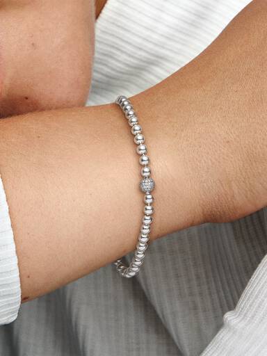 Pärlat armband med glittrande lås