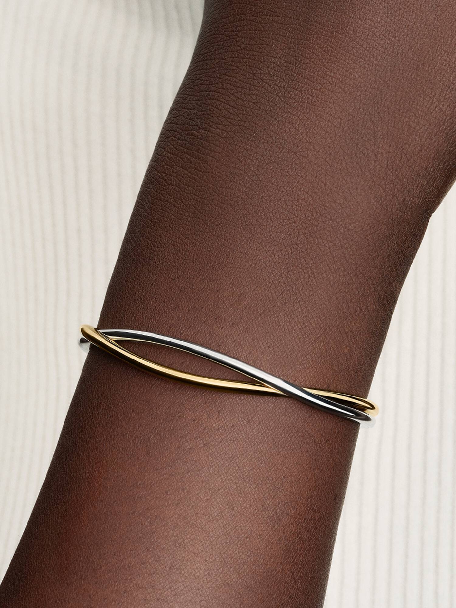 Tvinnad tvåfärgad öppen armring