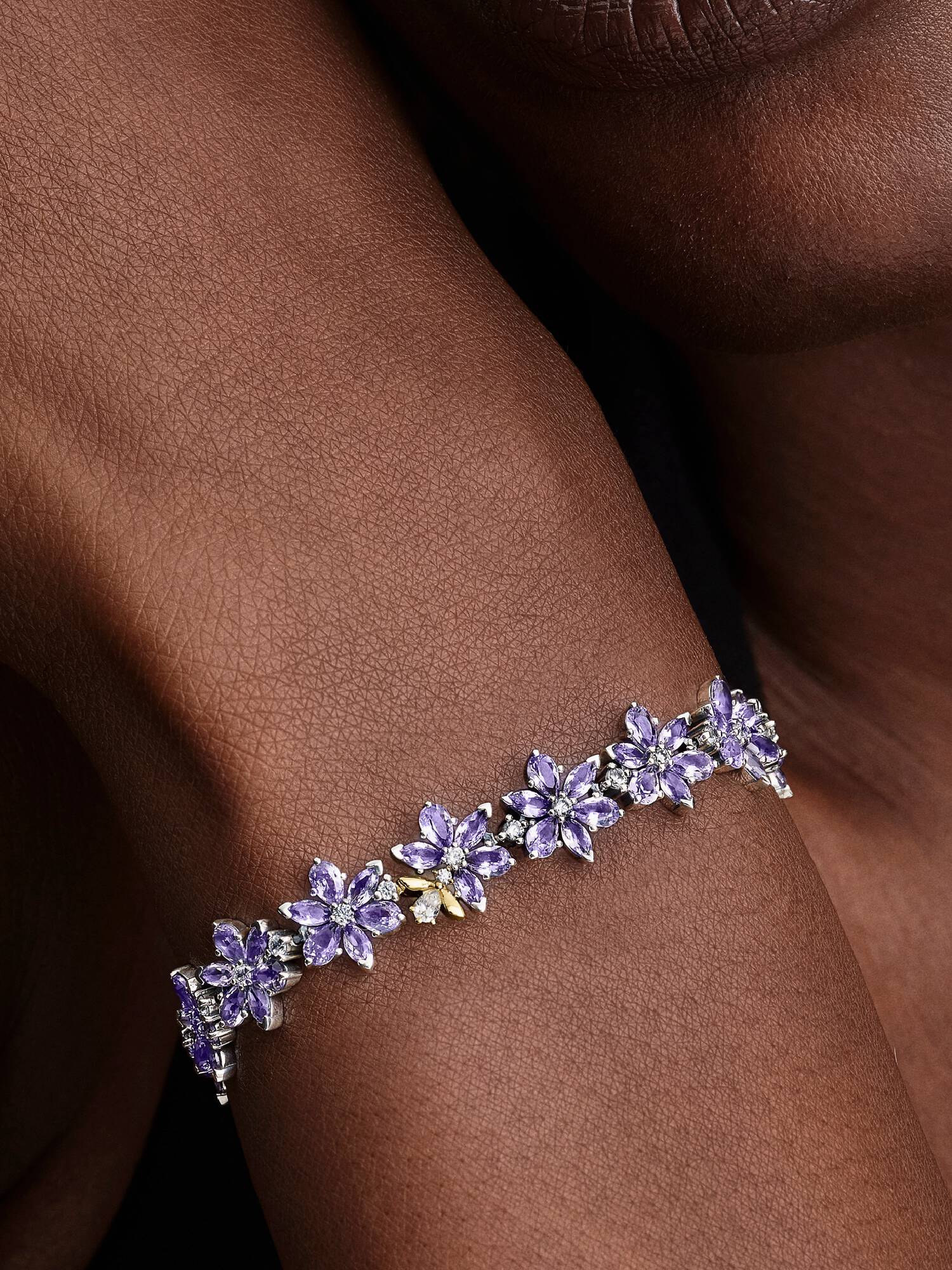 Bridgerton tennisarmband med blomma och bi