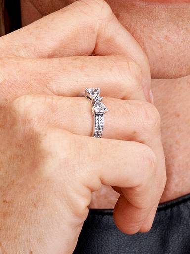 Glittrande ring med två rader och en rosett