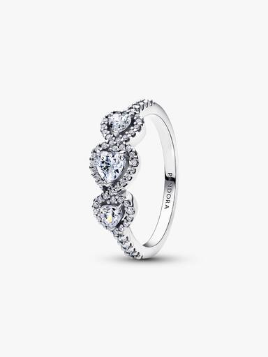 Ring med tre hjärtformade stenar