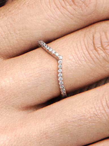 Glittrande wishbone-ring