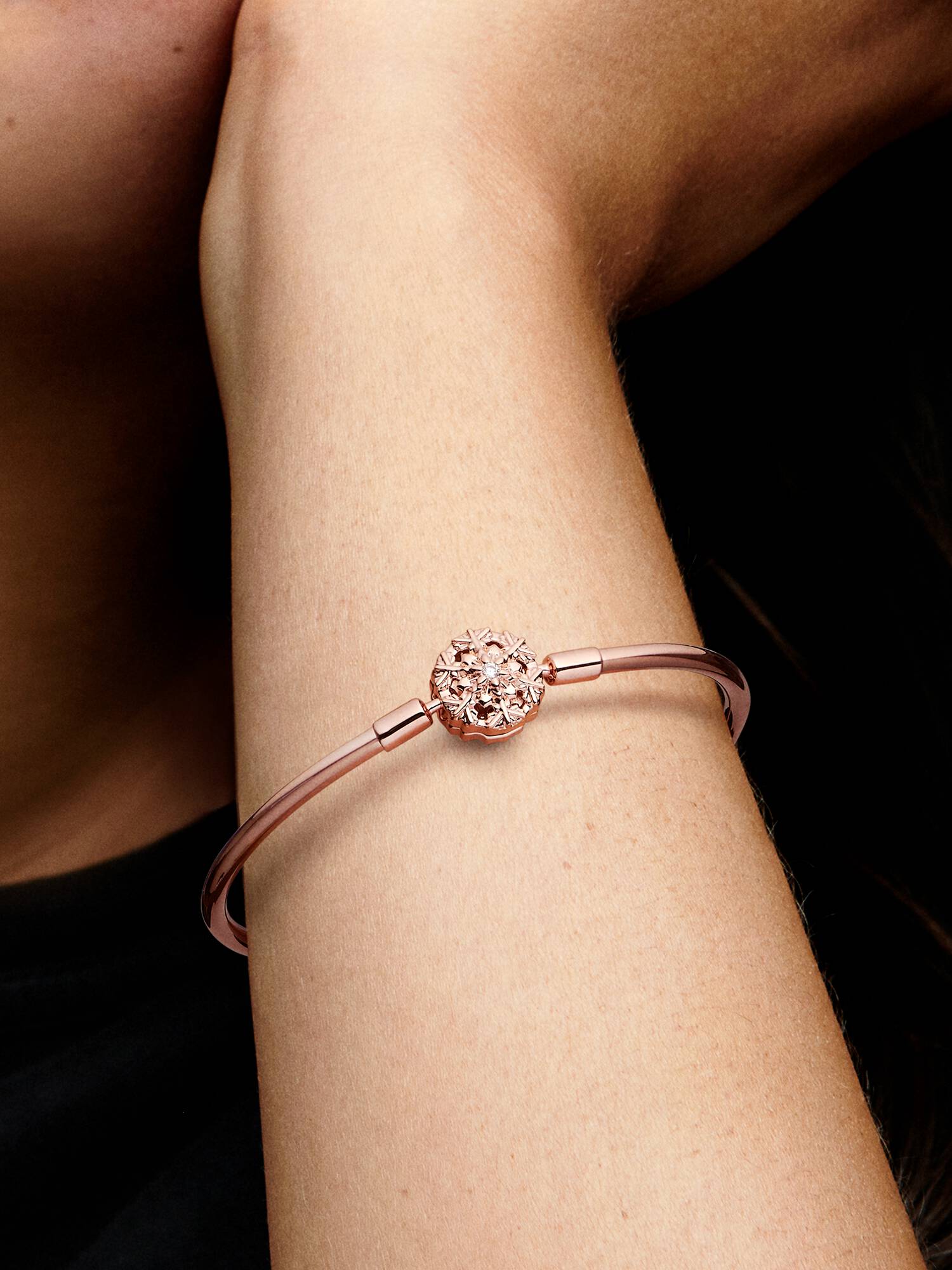 Pandora Moments Sparkling Snowflake Clasp Bangle