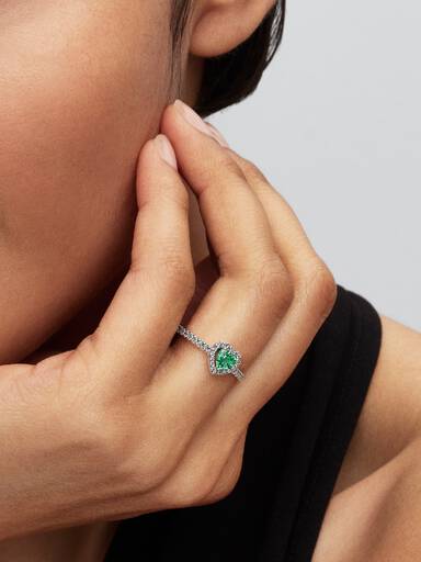 Ring med upphöjt grönt hjärta