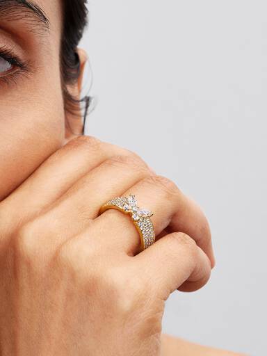 Ring med glittrande fjäril