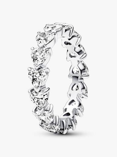 Ring med hjärtformade stenar