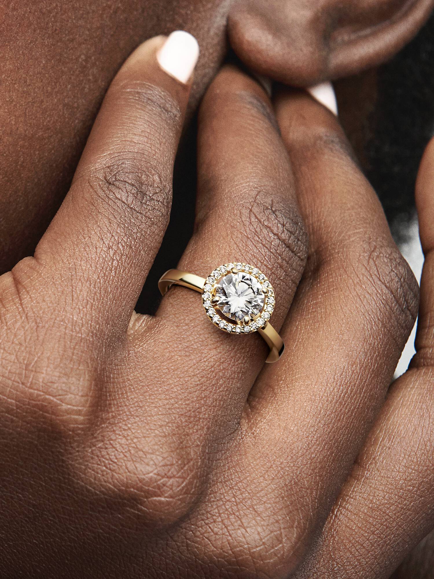 Glittrande Rund Halo Ring