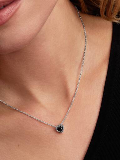 Collierhalsband med upphöjda hjärtan