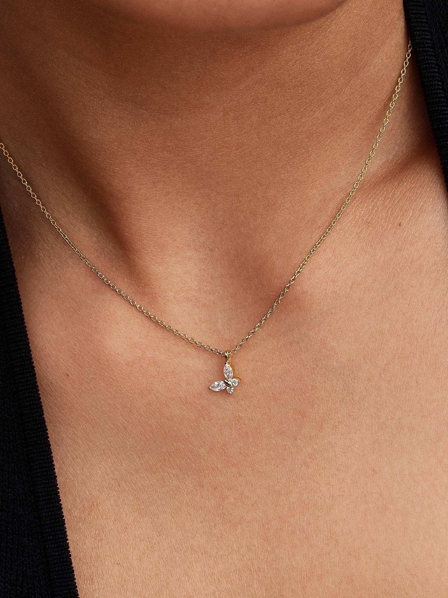 Halsband med hängsmycke och fjäril