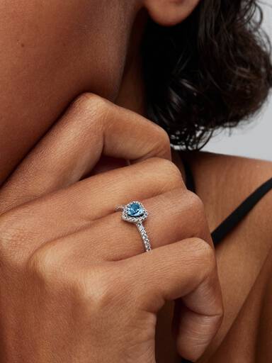 Ring med upphöjt lila hjärta