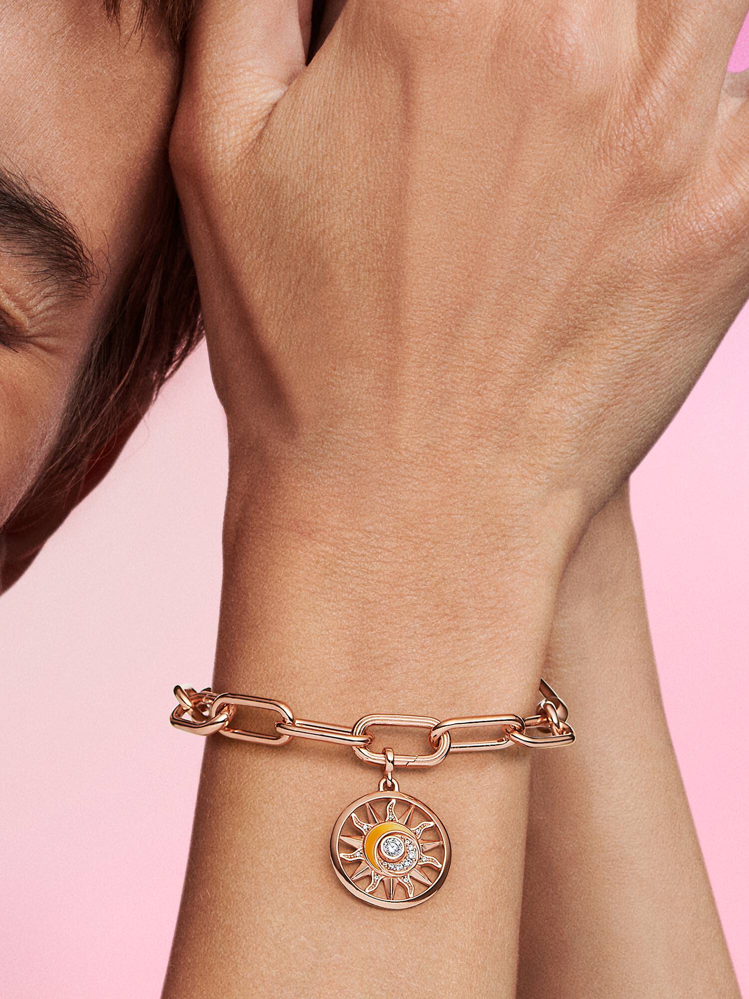 Pandora ME medaljong med en sol
