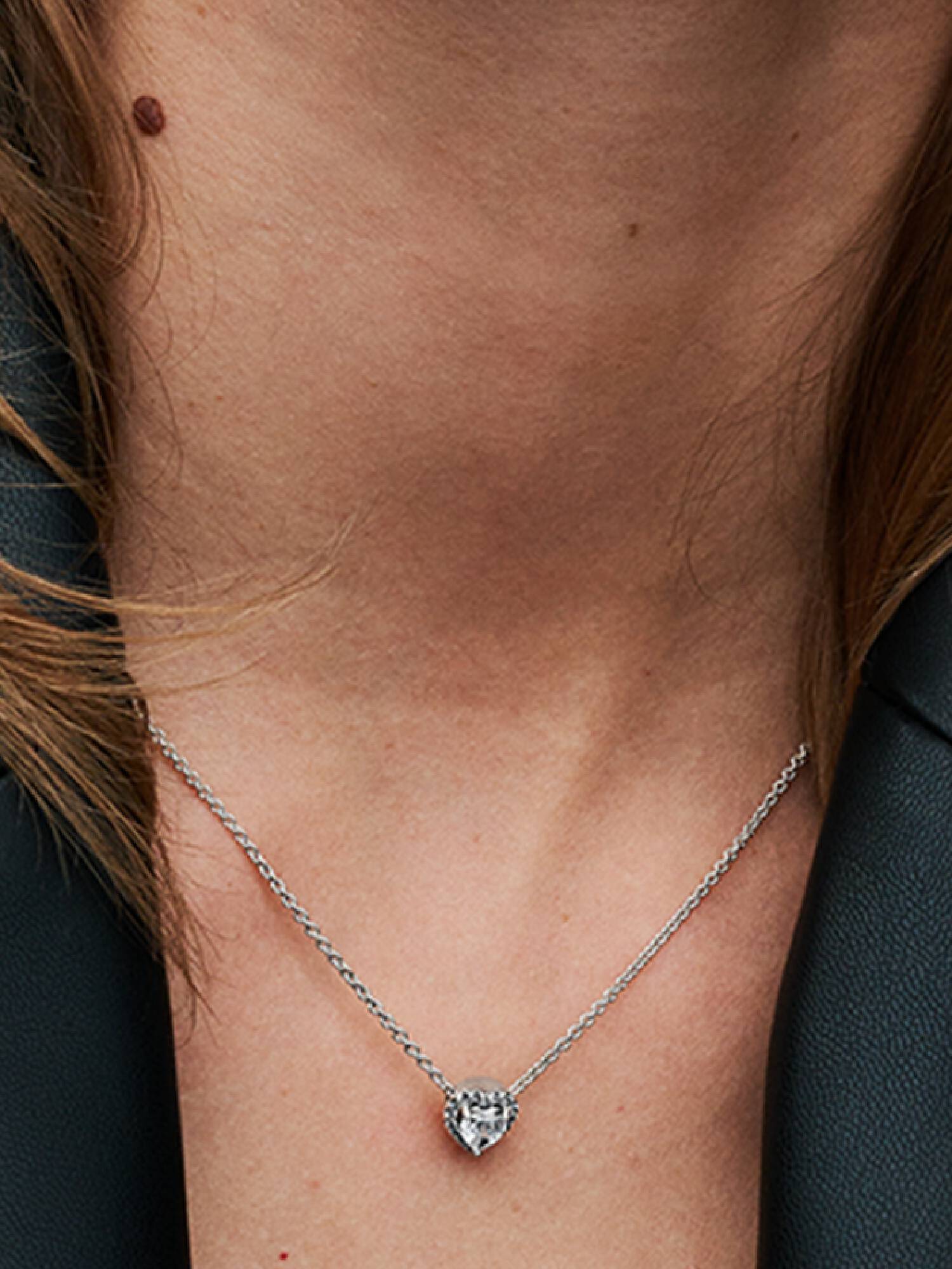 Halsband med upphöjda hjärtan
