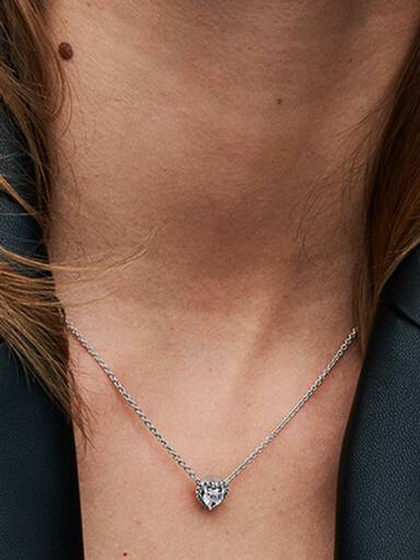 Halsband med upphöjda hjärtan