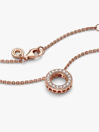 Halsband med Pandoras logotyp